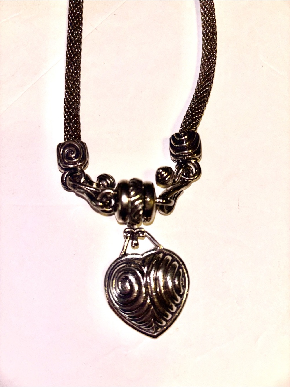 SILVER TONED HEART NECKLACE NO MARKINGS LOOKS LIKE A BRIGHTON DESIGN CHIC & FAB
